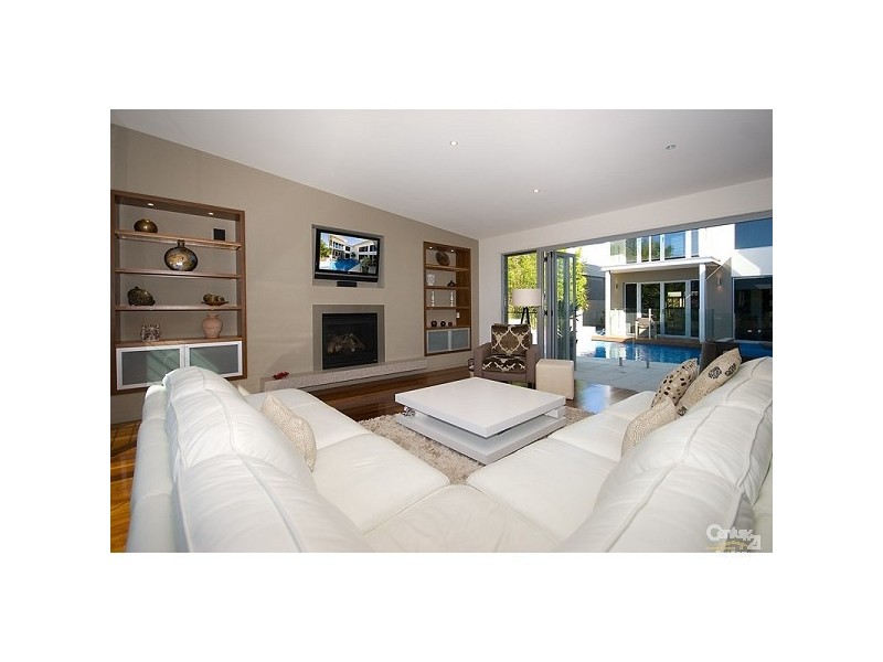 3018 The Boulevarde, Benowa QLD 4217