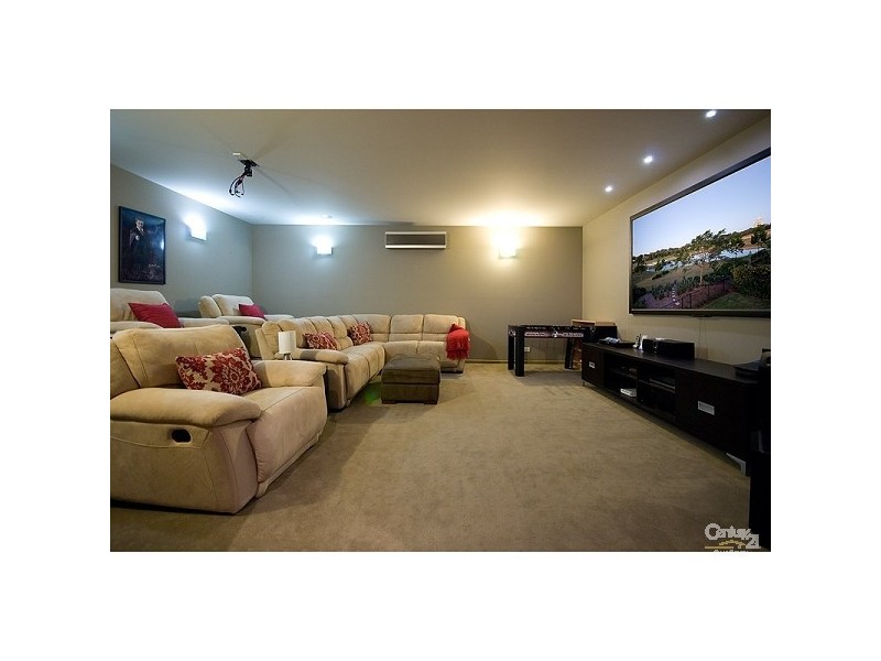 3018 The Boulevarde, Benowa QLD 4217