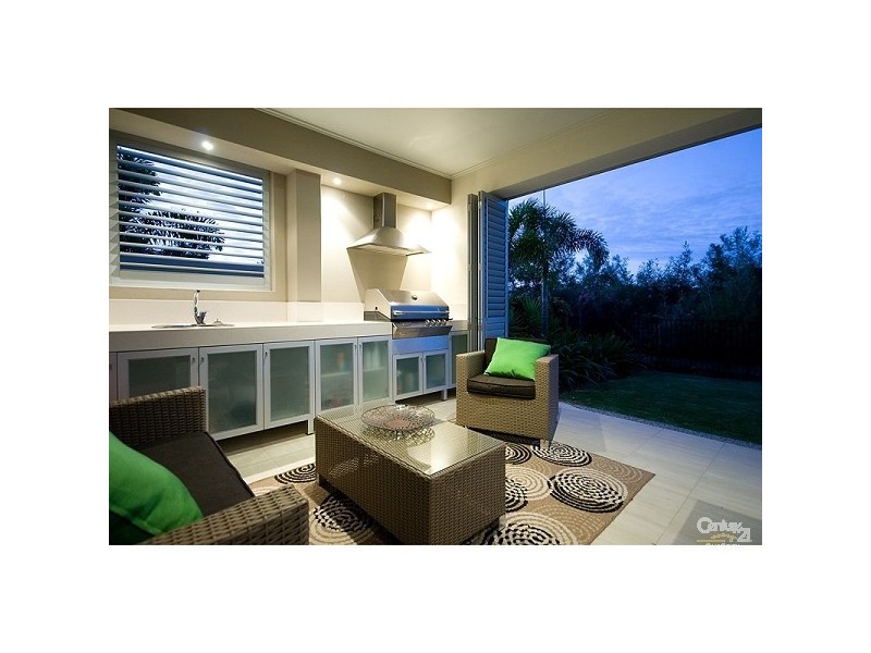 3018 The Boulevarde, Benowa QLD 4217