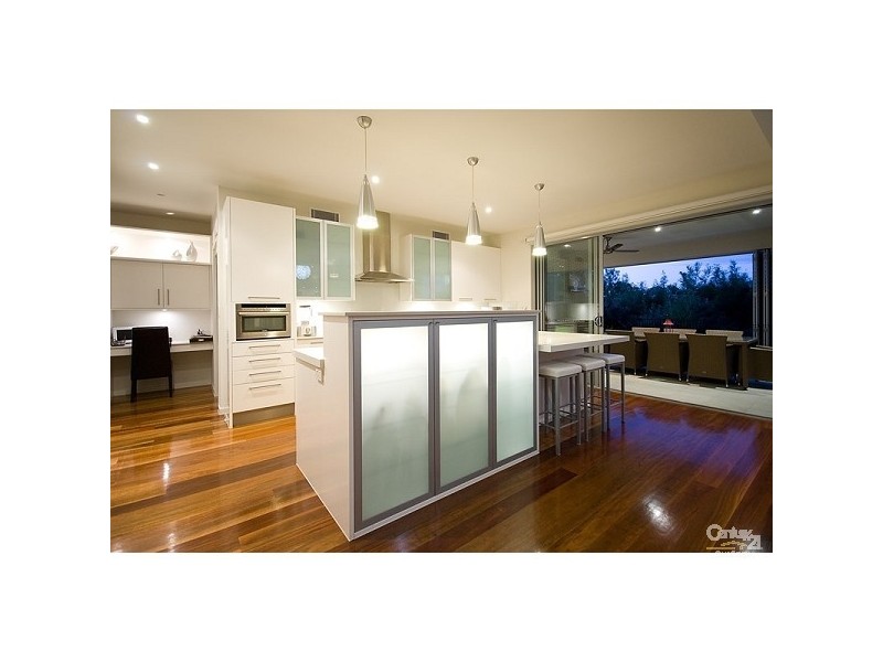 3018 The Boulevarde, Benowa QLD 4217