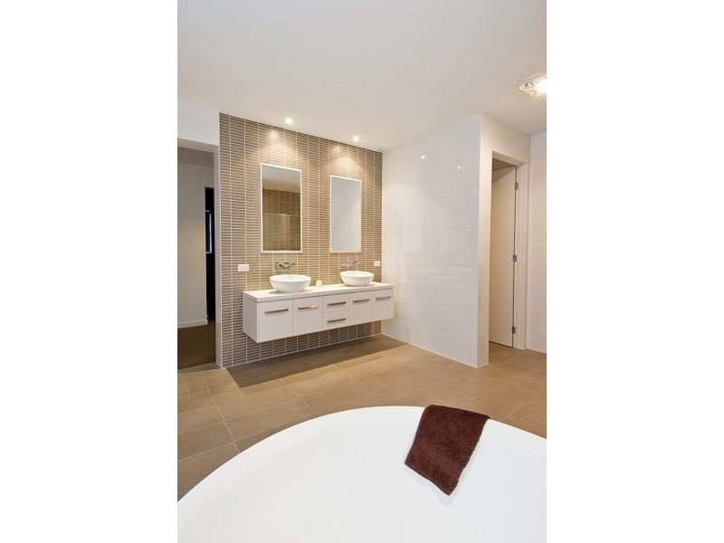 3024 The Boulevarde, Benowa QLD 4217