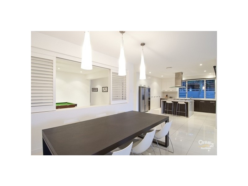 3024 The Boulevarde, Benowa QLD 4217