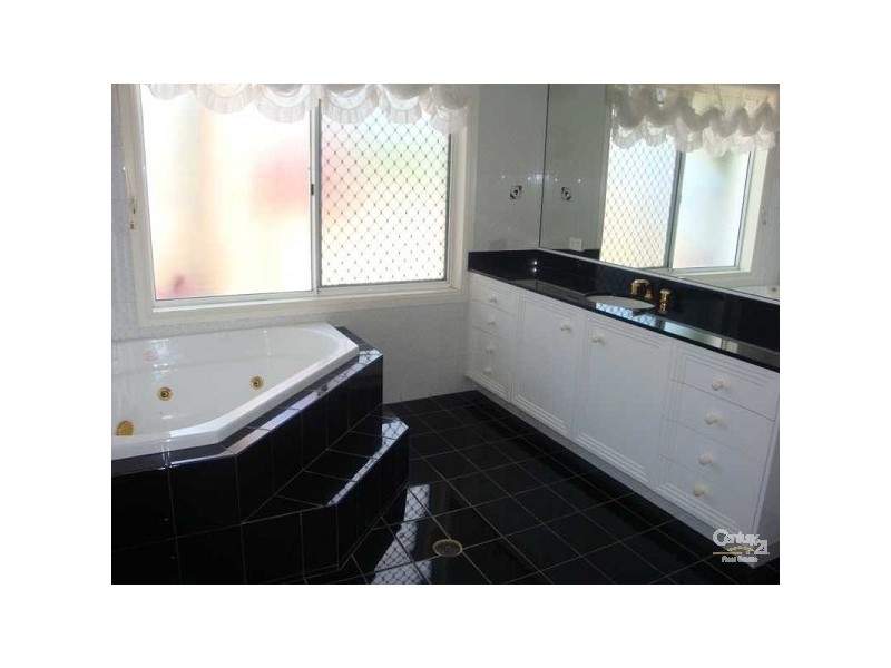 114 EDINBURGH RD, Benowa QLD 4217