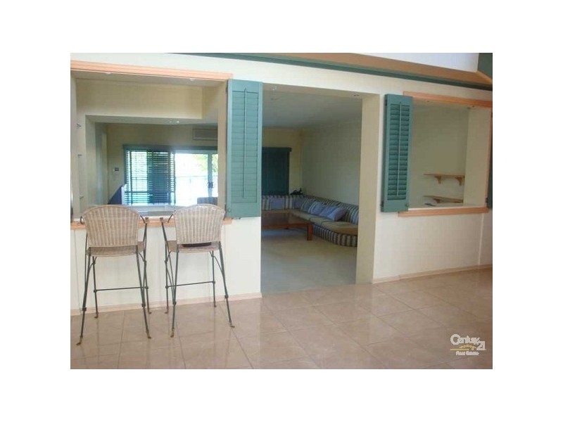114 EDINBURGH RD, Benowa QLD 4217