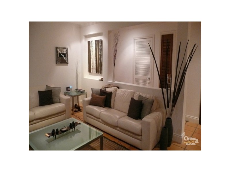 6 MOOMBA CT, Bundall QLD 4217