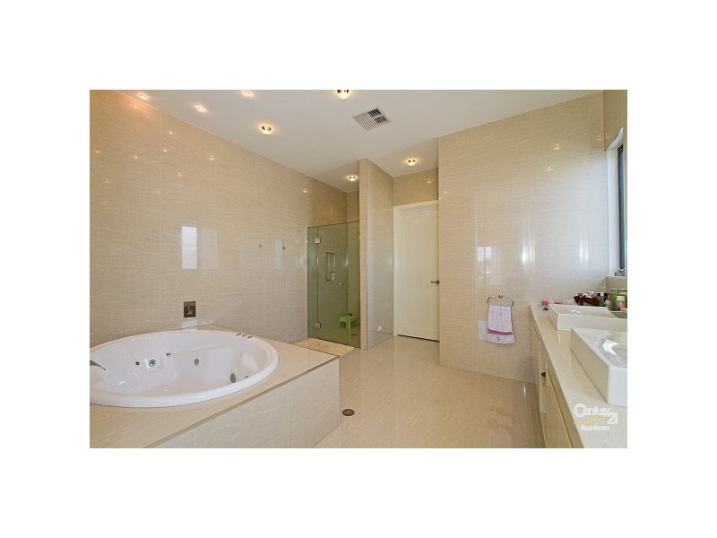 4004 The Boulevarde, Benowa QLD 4217