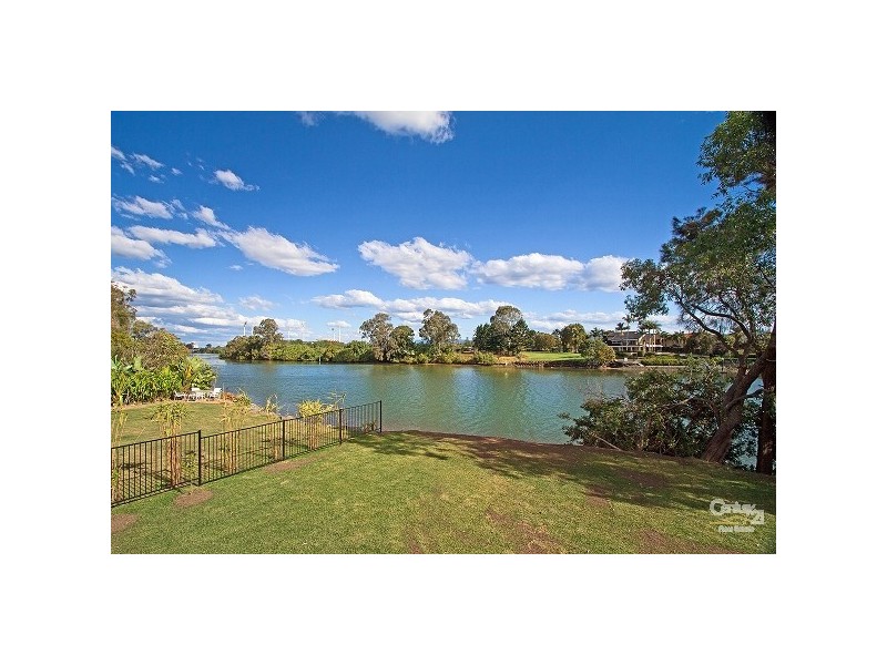 4004 The Boulevarde, Benowa QLD 4217