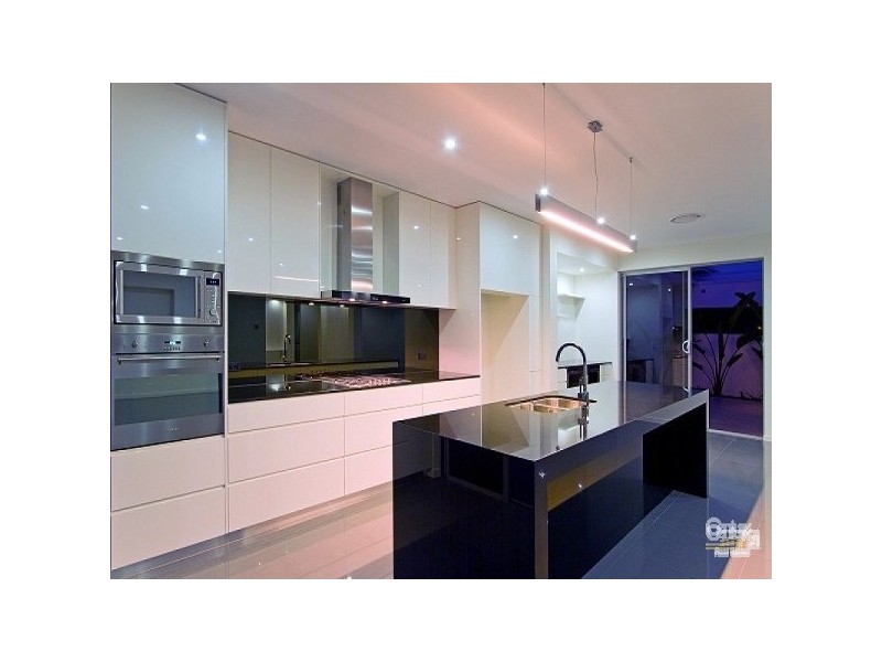 9016 THE BOULEVARDE, Benowa QLD 4217
