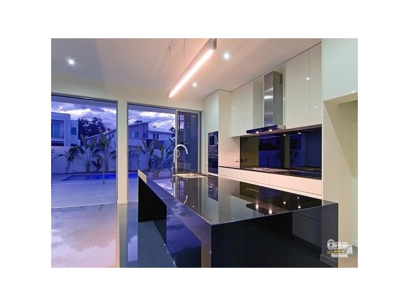 9016 THE BOULEVARDE, Benowa QLD 4217