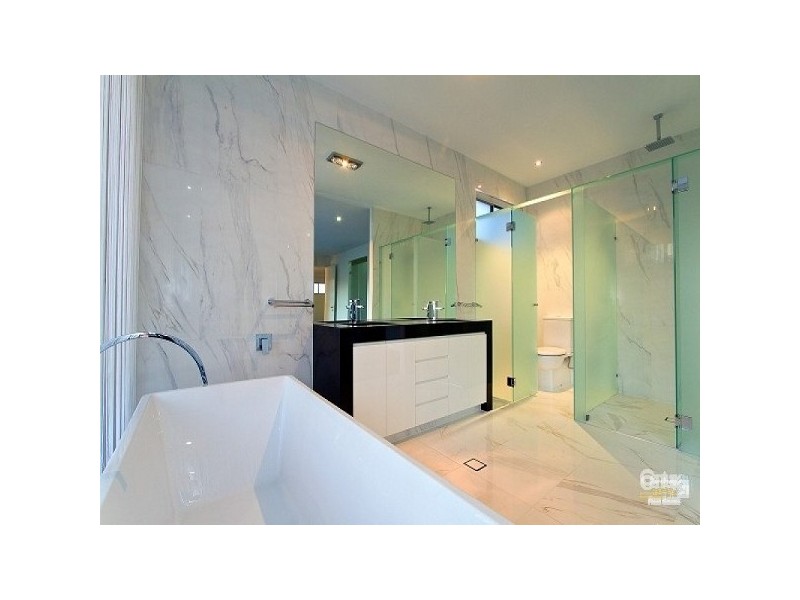 9016 THE BOULEVARDE, Benowa QLD 4217