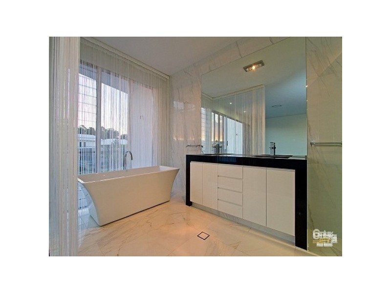 9016 THE BOULEVARDE, Benowa QLD 4217
