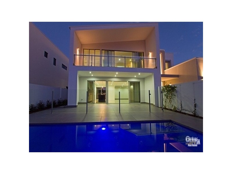 9016 THE BOULEVARDE, Benowa QLD 4217