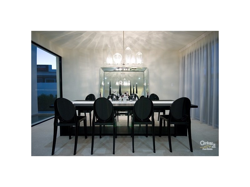 10009 The Boulevarde, Benowa QLD 4217