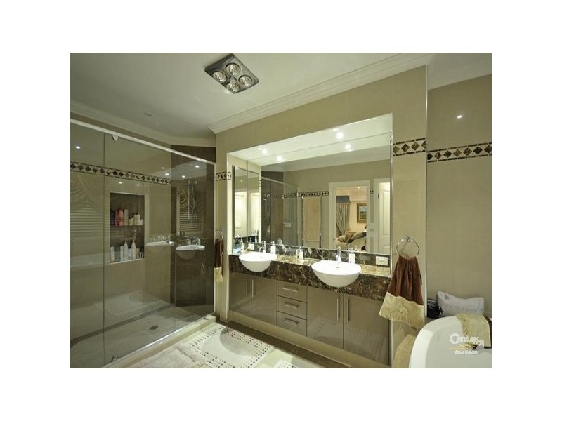 1043 Lakeview Tce, Benowa QLD 4217