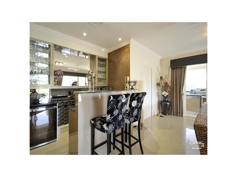 1043 Lakeview Tce, Benowa QLD 4217