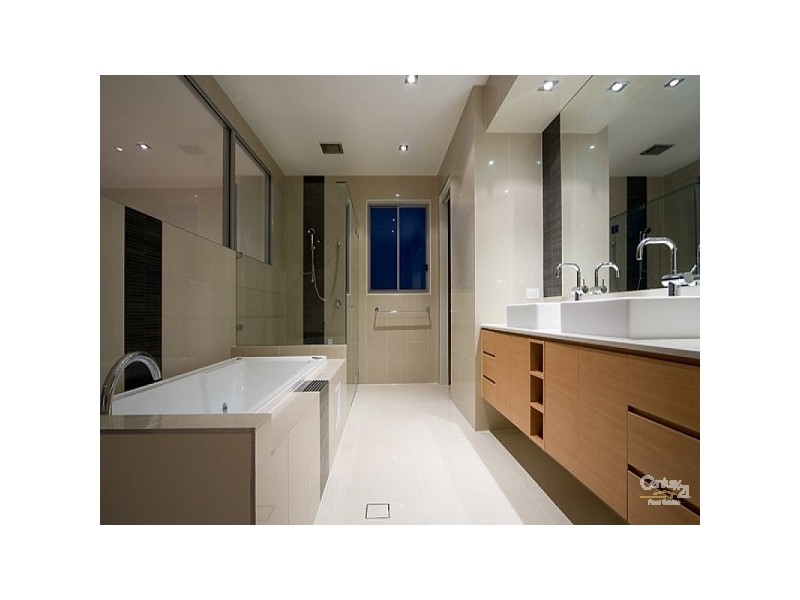 3021 The Boulevarde, Benowa QLD 4217