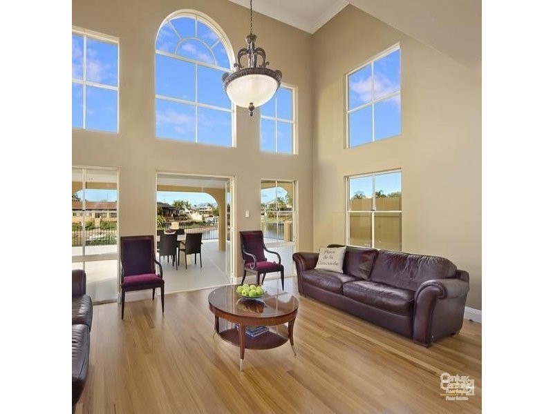 16 Saywell St, Bundall QLD 4217