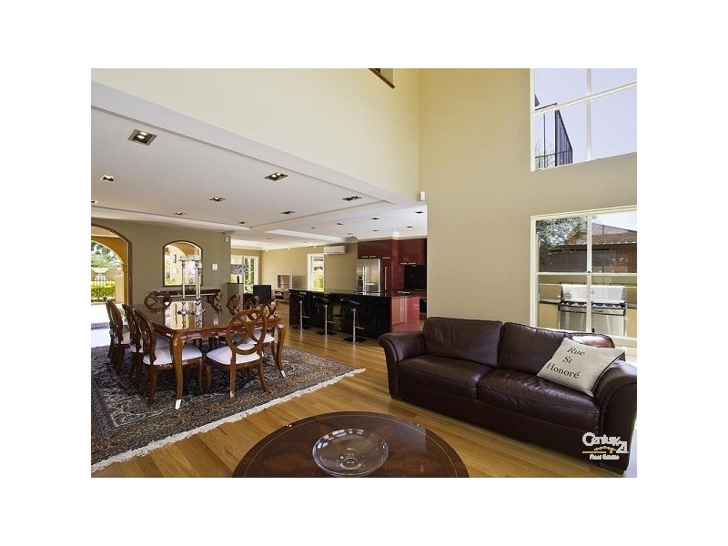 16 Saywell St, Bundall QLD 4217