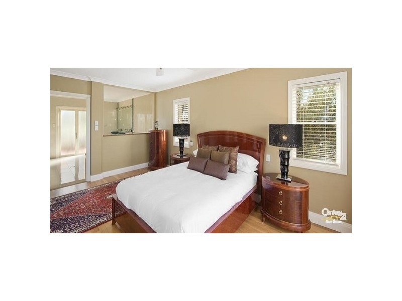16 Saywell St, Bundall QLD 4217