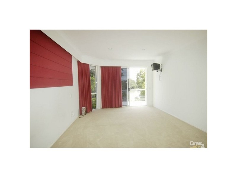 9 Riverbank Crt, Ashmore QLD 4214