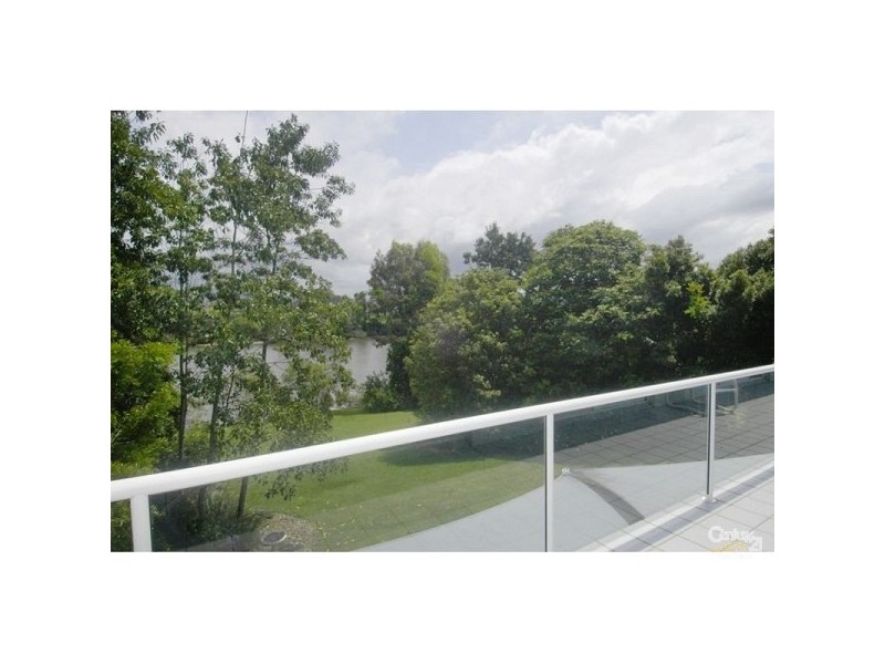 9 Riverbank Crt, Ashmore QLD 4214