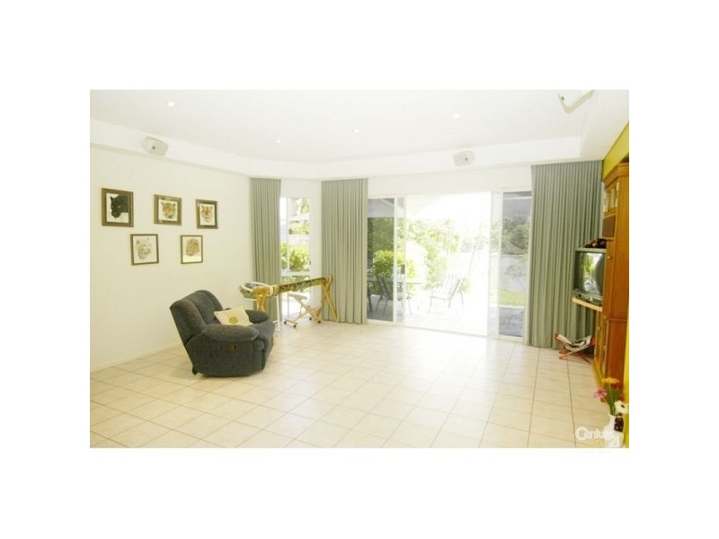 9 Riverbank Crt, Ashmore QLD 4214