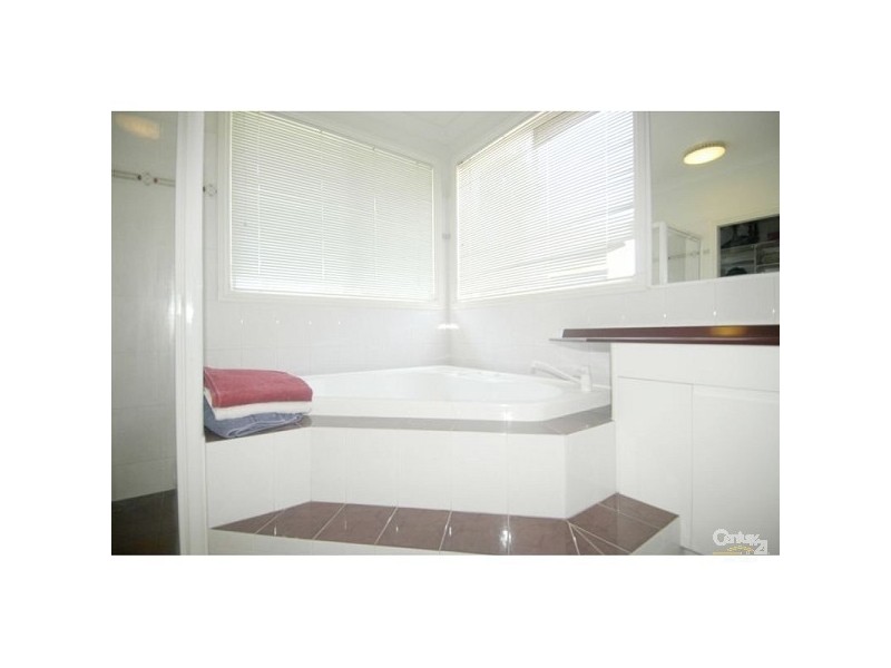 9 Riverbank Crt, Ashmore QLD 4214