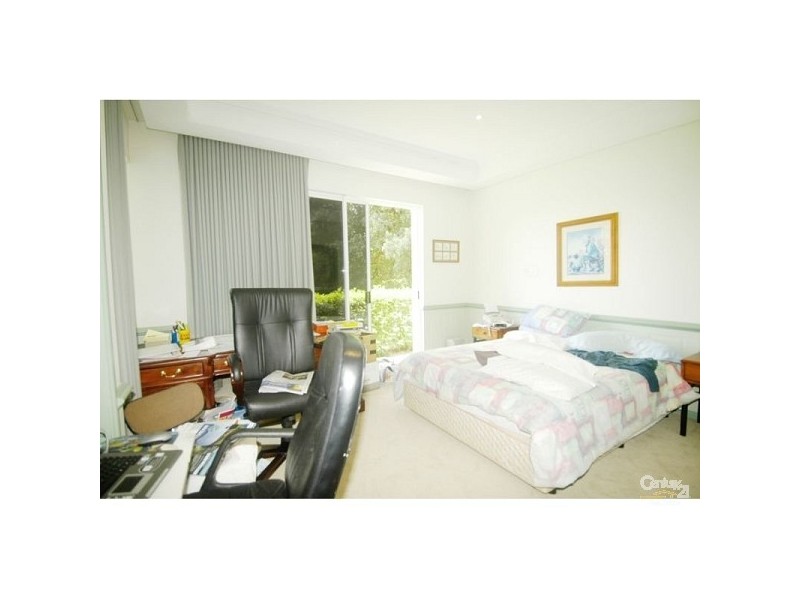 9 Riverbank Crt, Ashmore QLD 4214