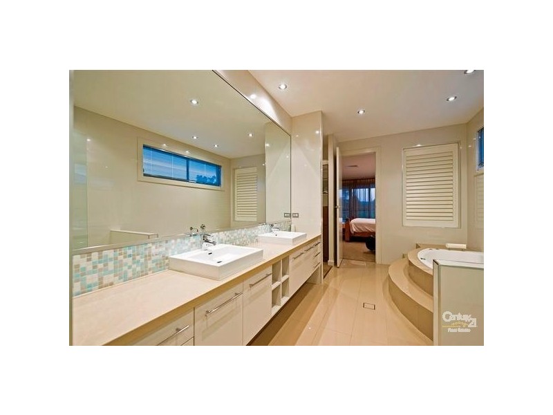 4002 The Boulevarde, Benowa QLD 4217