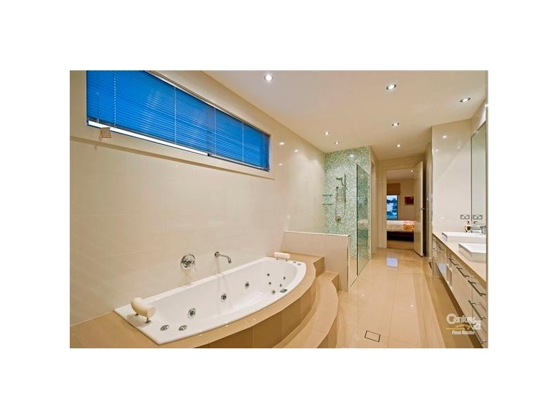 4002 The Boulevarde, Benowa QLD 4217