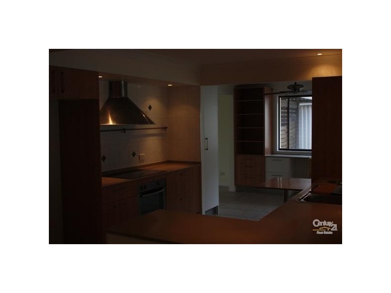 11 Alamau St, Benowa QLD 4217