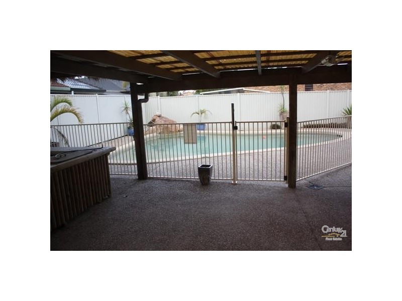 11 Alamau St, Benowa QLD 4217