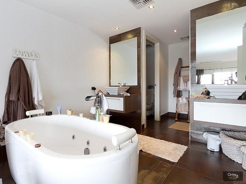 8010b Vista Drive, Benowa QLD 4217