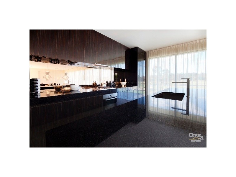 3 The Boulevarde, Benowa QLD 4217