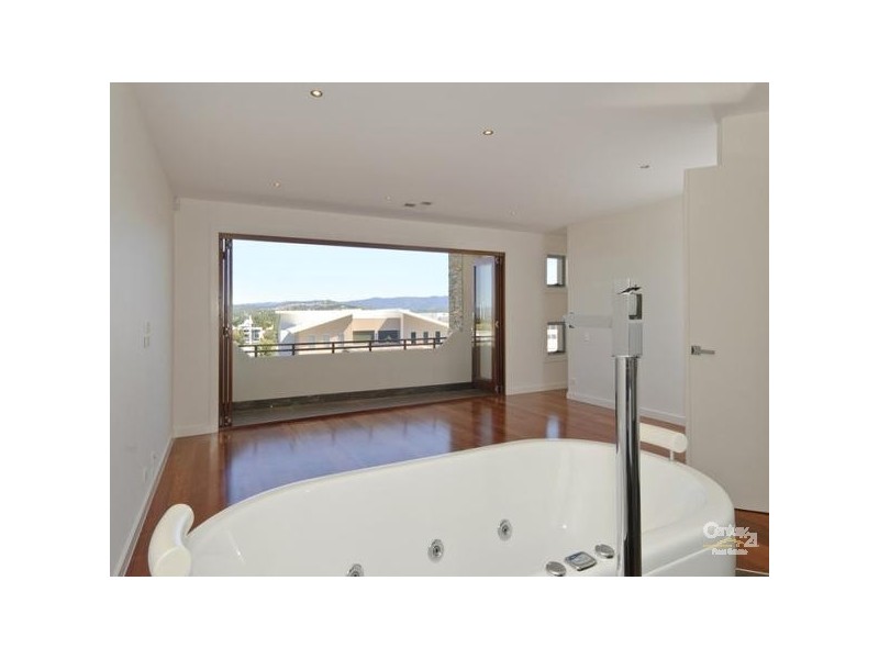 8010a Vista Drive, Benowa QLD 4217