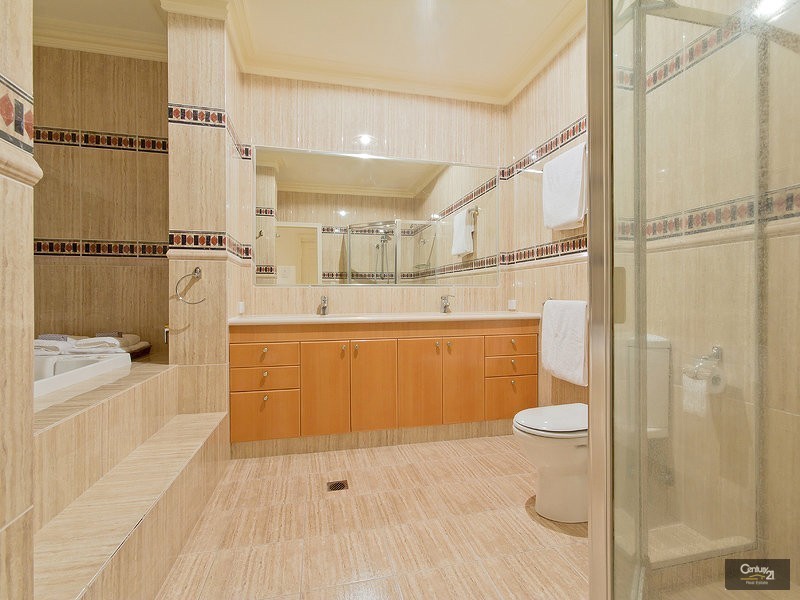 15 Clear Water Bay, Clear Island Waters QLD 4226
