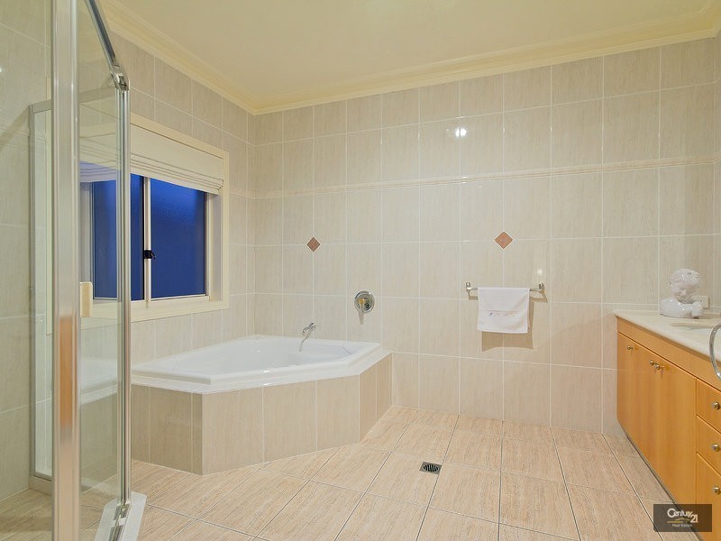 15 Clear Water Bay, Clear Island Waters QLD 4226