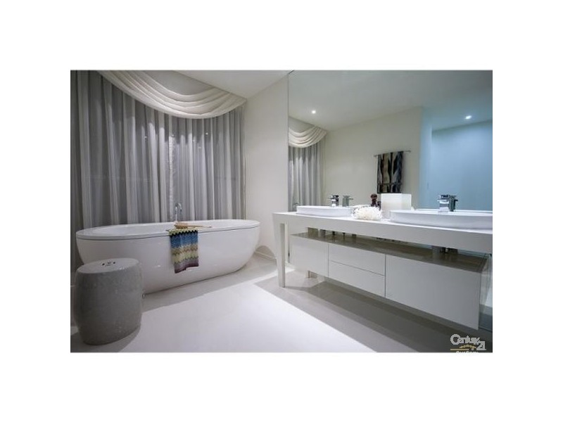10010 The Boulevarde, Benowa QLD 4217