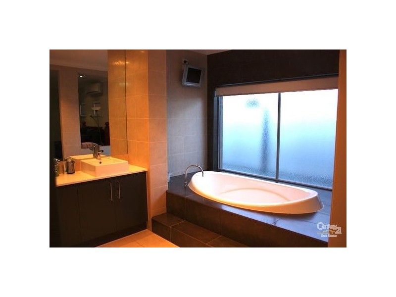 109 Heeb Street, Benowa QLD 4217