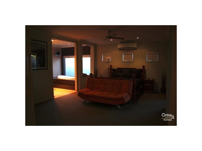 109 Heeb Street, Benowa QLD 4217