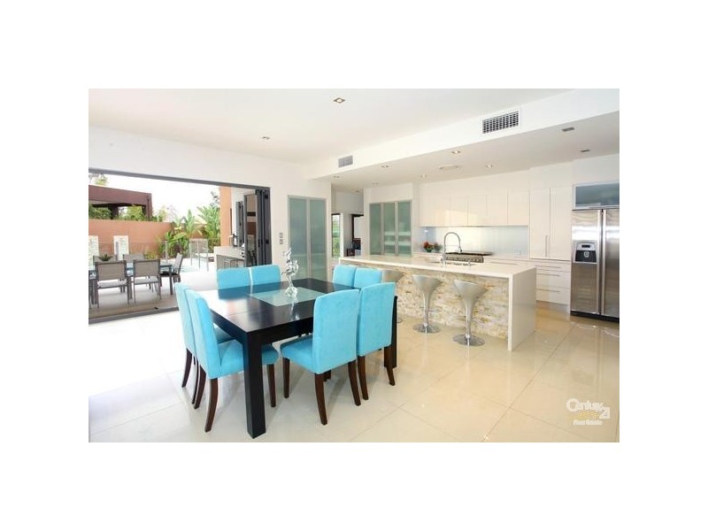 7013 Vista Drive, Benowa QLD 4217