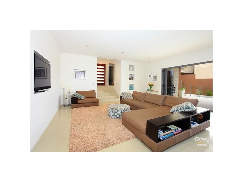 7013 Vista Drive, Benowa QLD 4217