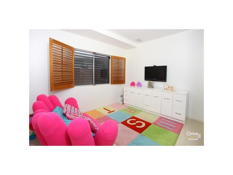 7013 Vista Drive, Benowa QLD 4217