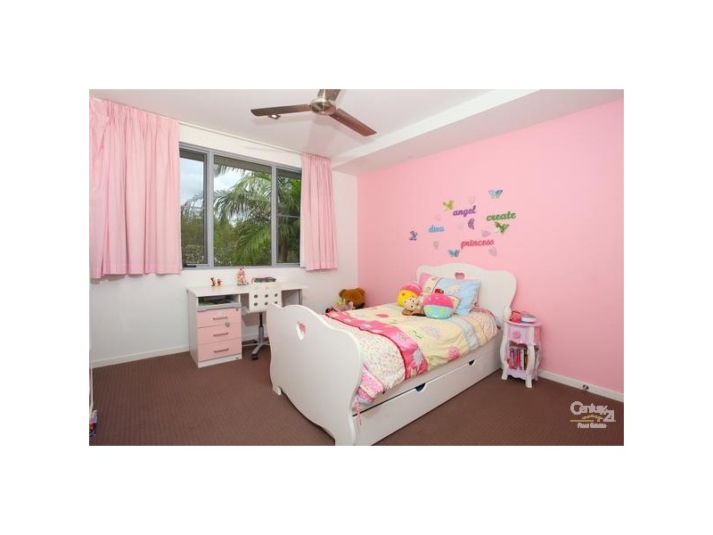 7013 Vista Drive, Benowa QLD 4217