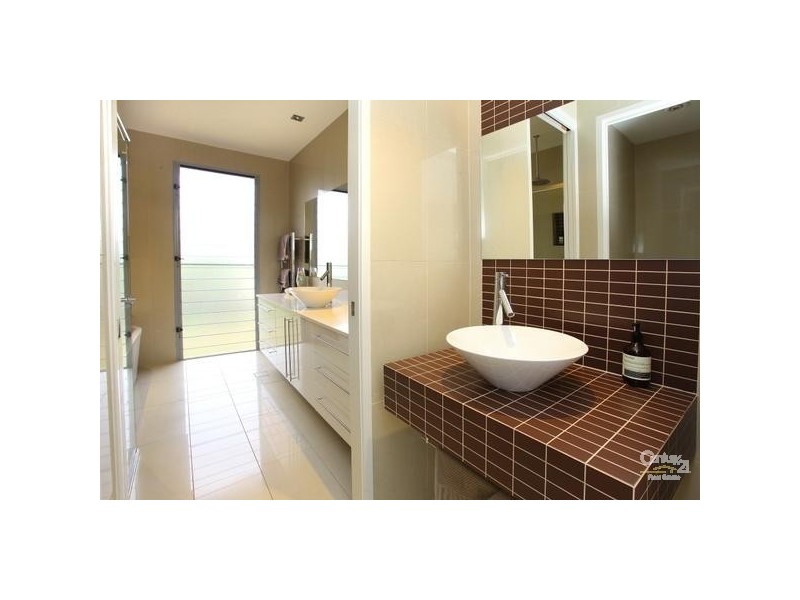 7013 Vista Drive, Benowa QLD 4217