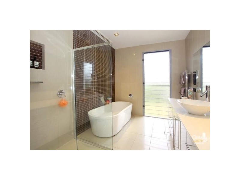 7013 Vista Drive, Benowa QLD 4217