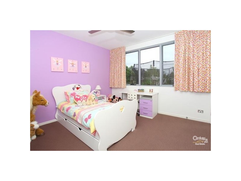 7013 Vista Drive, Benowa QLD 4217