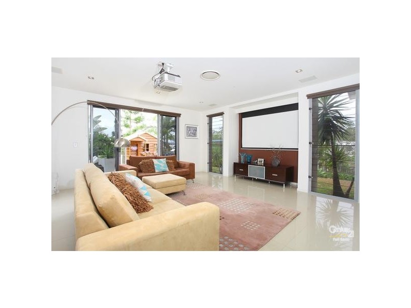 7013 Vista Drive, Benowa QLD 4217