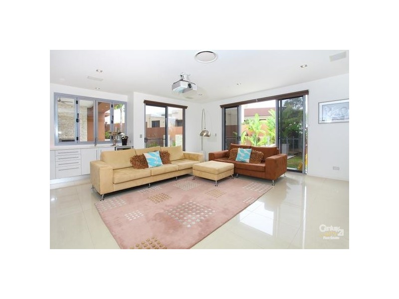 7013 Vista Drive, Benowa QLD 4217