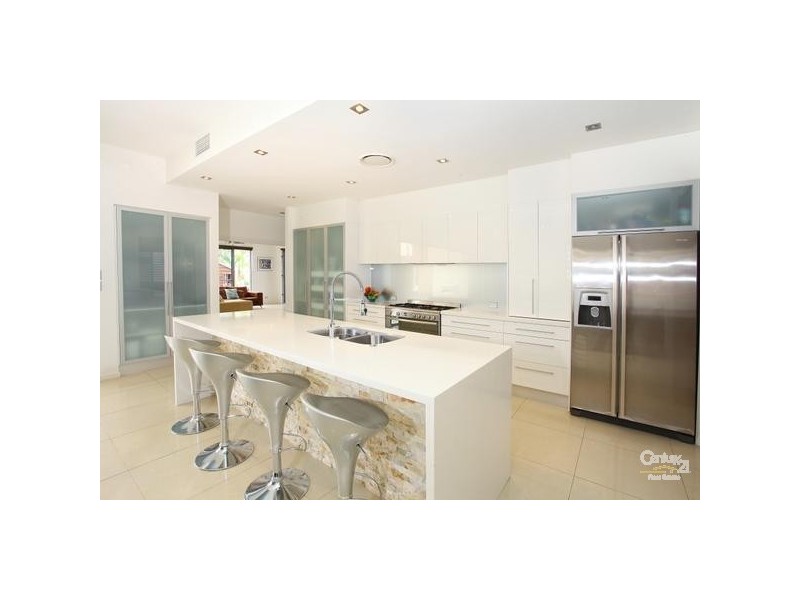 7013 Vista Drive, Benowa QLD 4217